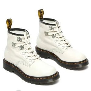 Dr. Martens Women's 101 Hardware Leather Ankle Boots - Bone Virginia. Sz 5